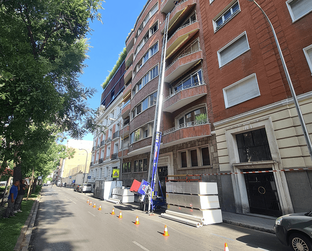 Subir placas de Pladur con Grúa por Fachada Subir placas de Pladur con Grúa por Fachada