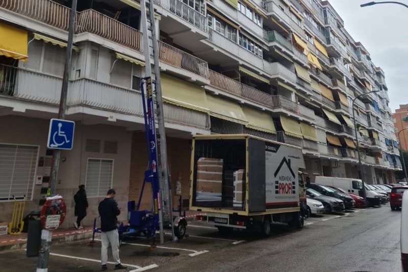 ¿Cuándo Deberías Considerar el Alquiler de una Grúa Montamuebles? 1 alquiler de una grúa montamuebles