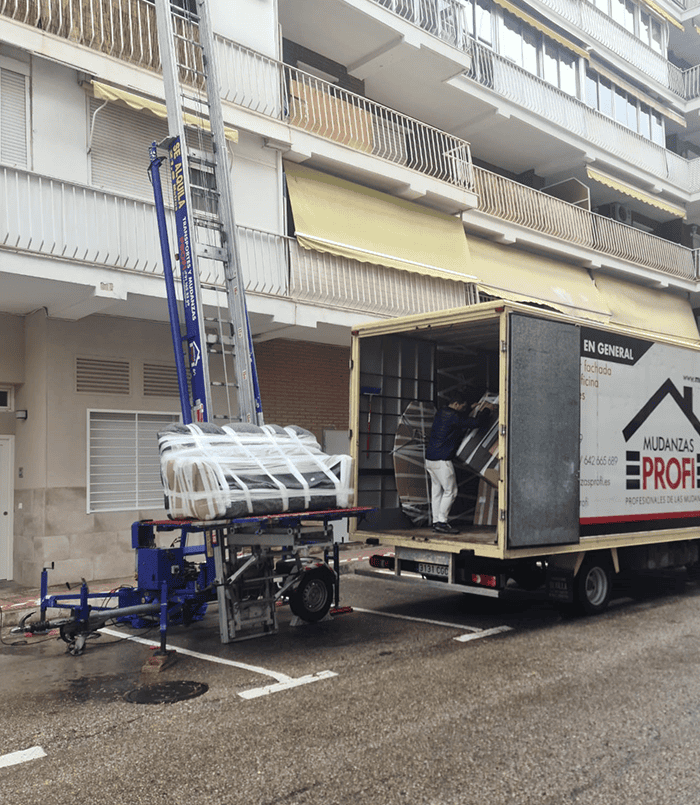 grua-montamuebles-para-elevar-sofas-por-fachada grua montamuebles para elevar sofas por fachada e1727694584350