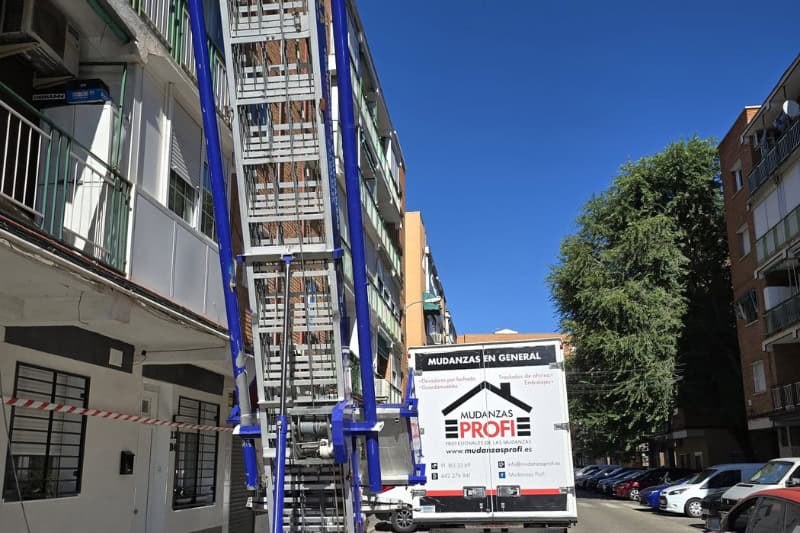 Cómo las grúas facilitan el traslado de muebles voluminosos y pesados 1 grúas facilitan el traslado de muebles