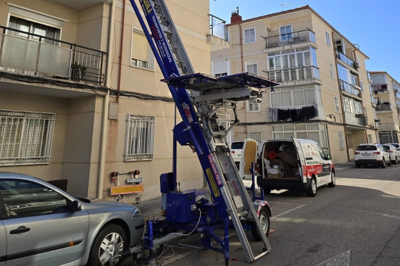 Alquiler de grúas para placas solares: eficiencia en instalaciones fotovoltaicas 1 grúas para placas solares