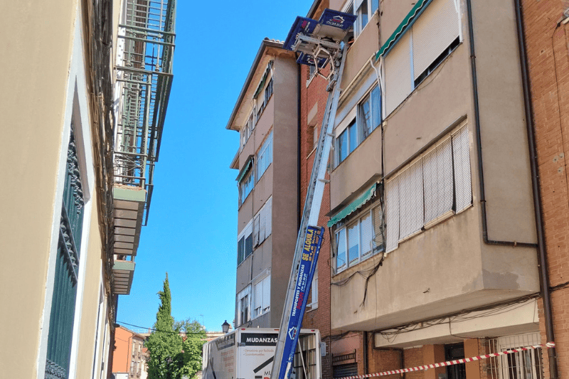 Alquiler de Grúas Elevadoras y Montacargas Madrid | GRÚAS PROFI 5 Como Subir Muebles por la Ventana sin Riesgos